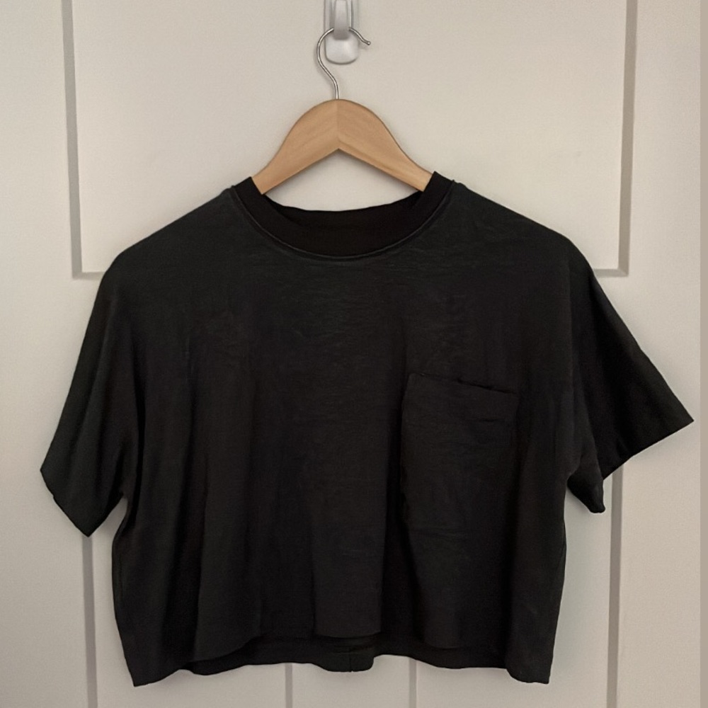 Lululemon heather grey pocket crop tee